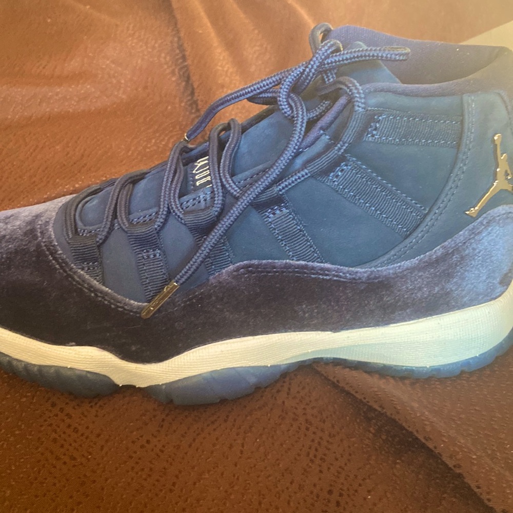 Jordan 11 midnight navy barely use gently box and everything come with it